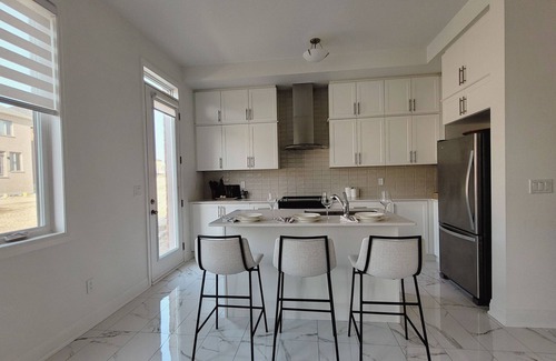 York Regional Municipality House | Sunlit Brand-New Home: Comfort & Convenience for Families