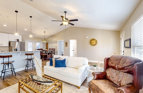 Pretty Bayou House | Sunlit dog-friendly Gulf retreat with patio & W/D - moments from beaches & parks