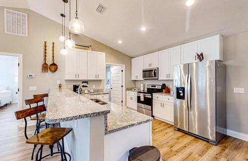 Pretty Bayou House | Sunlit dog-friendly Gulf retreat with patio & W/D - moments from beaches & parks