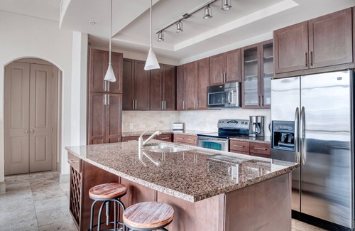 Second Street District Apartment | Sunlit Downtown 2BR w/Gym, W/D & Deck, nr Town Lake Park, by Blueground