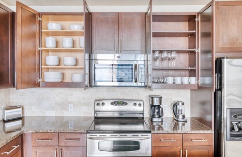 Second Street District Apartment | Sunlit Downtown 2BR w/Gym, W/D & Deck, nr Town Lake Park, by Blueground
