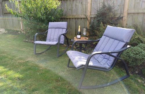 Woolavington Apartment | Sunlit garden bungalow