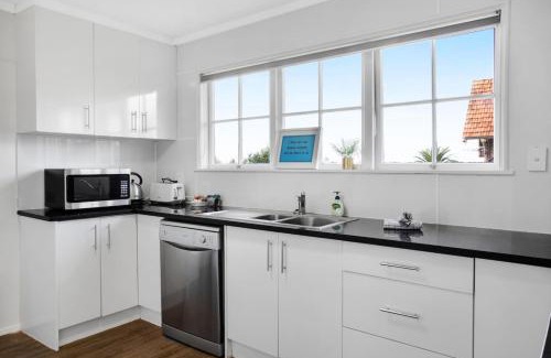 Greenlane - Ellerslie House | Sunlit Glow Spacious 5BR Home on Ladies Mile