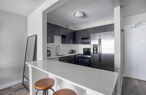Rush and Division Apartment | Sunlit Gold Coast 1BR w/Gym & Lounge, 1 block to L, by Blueground