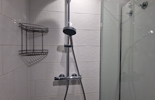 West Ham Apartment | Sunlit loft, ensuite, TV, workspace, kitchen access. 7 min to the underground.