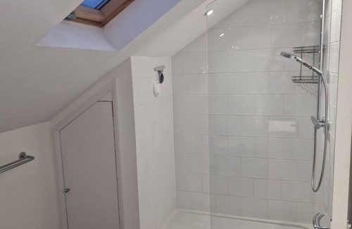 West Ham Apartment | Sunlit loft, ensuite, TV, workspace, kitchen access. 7 min to the underground.