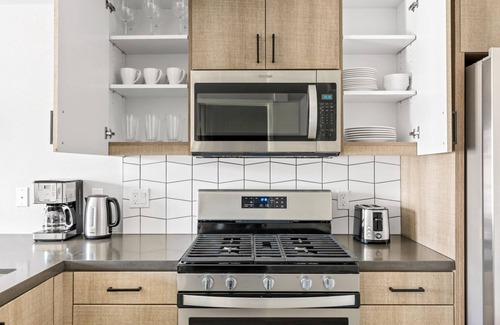East Village Apartment | Sunlit Long Beach 1BR w/Pool & Gym, walk to Ocean Blvd, by Blueground