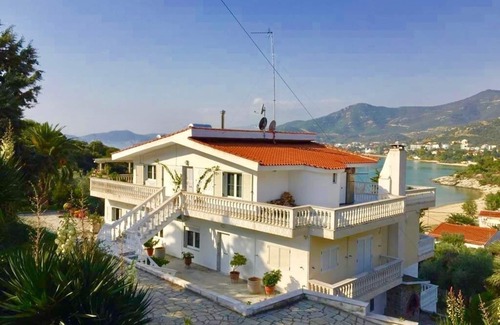 Palaio Tsifliki Apartment | Sunlit, newly renovated apartment with 20sqm balcony and sea view
