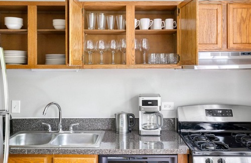 Oak Park Apartment | Sunlit Oak Park 2BR w/ Lounge & Rooftop, 3 blocks to L, by Blueground