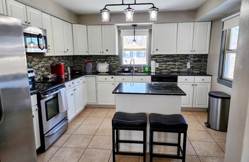 Brooklyn Center House | Sunlit Oasis: Family Friendly Suburban Private 4 Bedroom Retreat