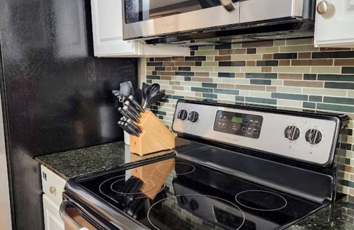 Brooklyn Center House | Sunlit Oasis: Family Friendly Suburban Private 4 Bedroom Retreat