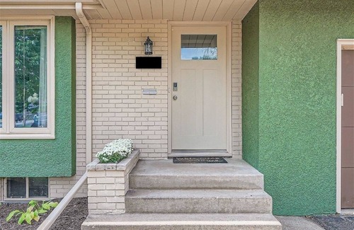 Brooklyn Center House | Sunlit Oasis: Family Friendly Suburban Private 4 Bedroom Retreat
