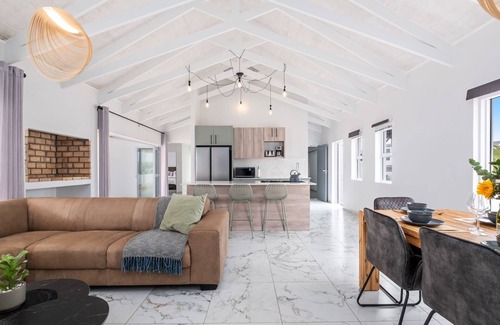 Stompneusbaai House | Sunlit Oasis Ocean and Golf Retreat