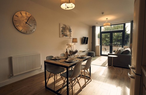 Hungerford Apartment | Sunlit One Bedroom Apartment with Terraced Patio