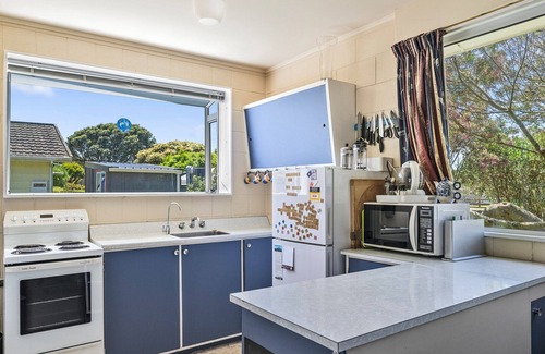 Te Horo Beach House | Sunlit Retreat - Te Horo Beach Holiday Home