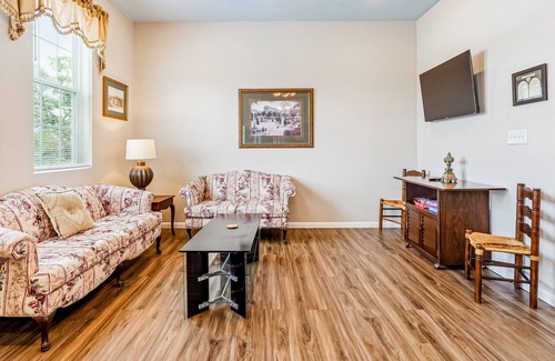 South 7th Ward Apartment | Sunlit retreat with a full kitchen, washer/dryer, & central AC