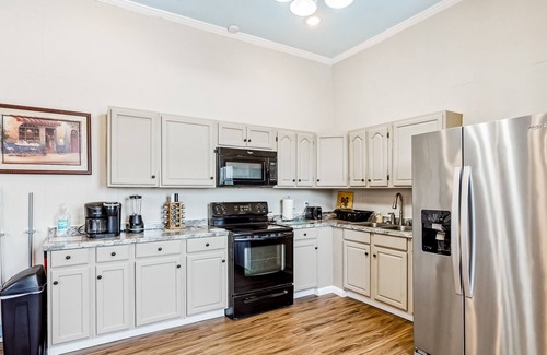 South 7th Ward Apartment | Sunlit retreat with a full kitchen, washer/dryer, & central AC