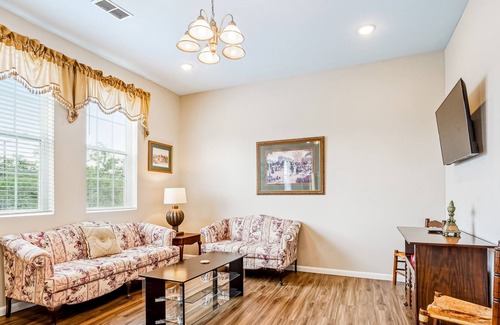 South 7th Ward Apartment | Sunlit retreat with a full kitchen, washer/dryer, & central AC