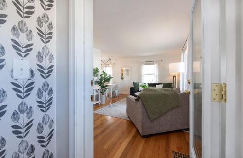 North Spokane House | Sunlit Scandi Haven - Walk to Whitworth U & Shops