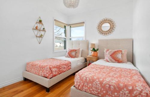 North Spokane House | Sunlit Scandi Haven - Walk to Whitworth U & Shops