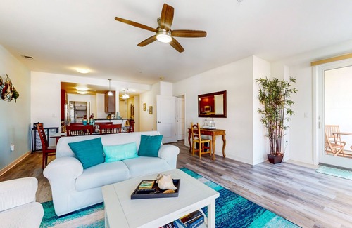 Sandbridge Condo | Sunlit single-level condo with pool, washer/dryer, central AC, & balcony
