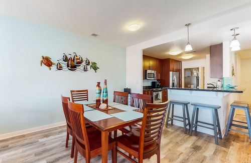 Sandbridge Condo | Sunlit single-level condo with pool, washer/dryer, central AC, & balcony