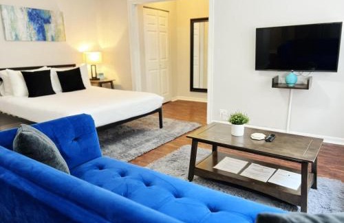 Rogers Park Apartment | Sunlit Studio with City Charm - Lunt studio rep