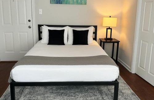 Rogers Park Apartment | Sunlit Studio with City Charm - Lunt studio rep