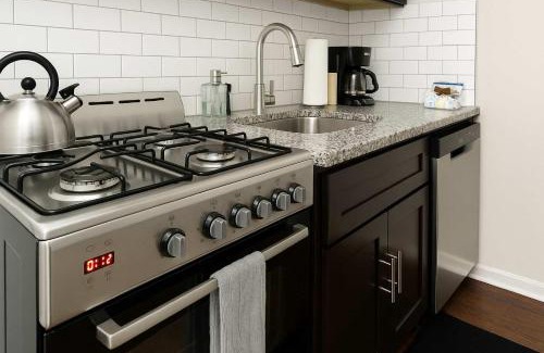Rogers Park Apartment | Sunlit Studio with City Charm - Lunt studio rep