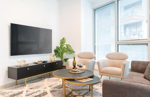 Tel Aviv Apartment | Sunlit Urban Escape with Balcony with Mamad by Sea N' Rent