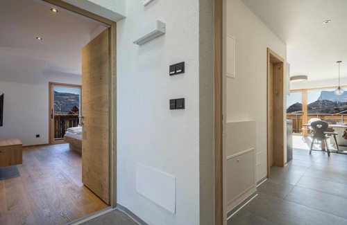 Lana Apartment | "Sunnig - Apartment Morgensonne" with Mountain View, Balcony & Wi-Fi
