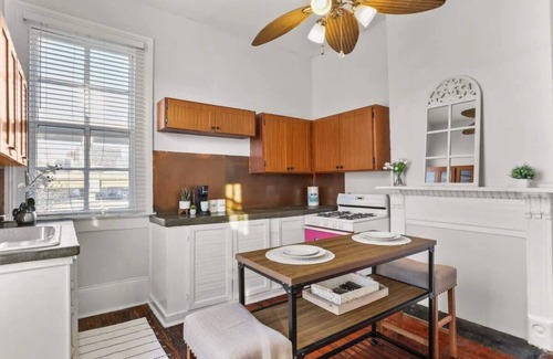 Faubourg Lafayette Apartment | Sunny 1bedroom 2 blocks from St Charles StreetCar!