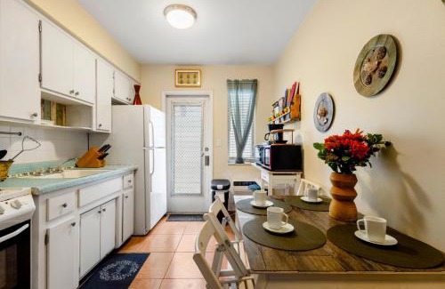 Downtown Hollywood Apartment | Sunny 1BR Hollywood Retreat – Pet Friendly