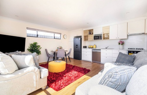 Coolbellup House | Sunny 1BR house, sleeps 4, near Fremantle, Fiona Stanley Hosp & Cockburn Getaway