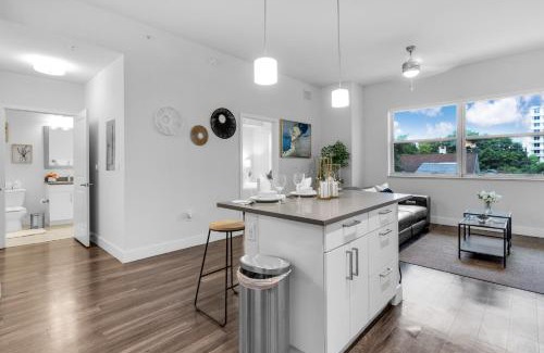 Midtown Apartment | Sunny 1BR Unit With Free Parking Prime Location