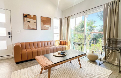 Ladera Heights House | Sunny 1BR with Spacious Outdoor Lounge - SH4