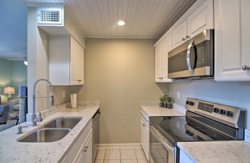 Diamondhead Condo | Sunny 1st Floor Condo w/Pool: Golf, Swim & Play!