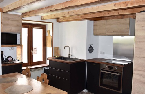 Pralognan-la-Vanoise Ski Chalet | Sunny 2-Bedroom Chalet with Garden, Near Shops and Ski Lifts