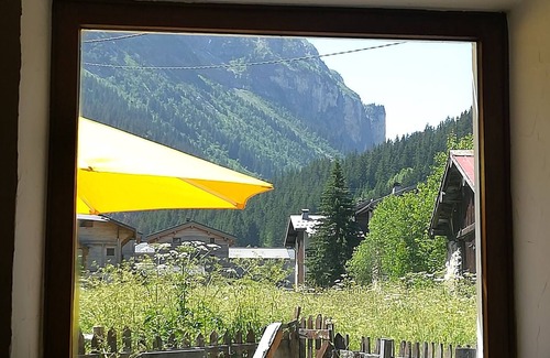 Pralognan-la-Vanoise Ski Chalet | Sunny 2-Bedroom Chalet with Garden, Near Shops and Ski Lifts