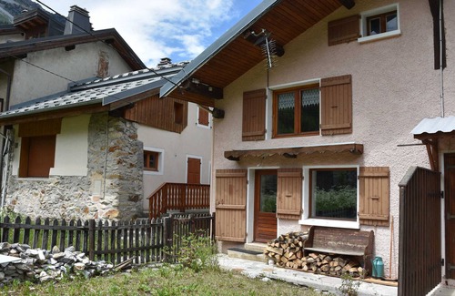 Pralognan-la-Vanoise Ski Chalet | Sunny 2-Bedroom Chalet with Garden, Near Shops and Ski Lifts