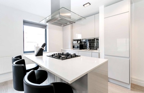 Stepney Green Apartment | Sunny 2-Bed with Private Balcony – Minutes from Canary Wharf