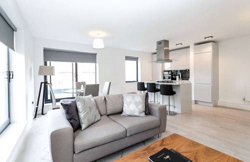 Stepney Green Apartment | Sunny 2-Bed with Private Balcony – Minutes from Canary Wharf