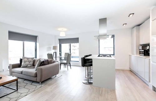 Stepney Green Apartment | Sunny 2-Bed with Private Balcony – Minutes from Canary Wharf