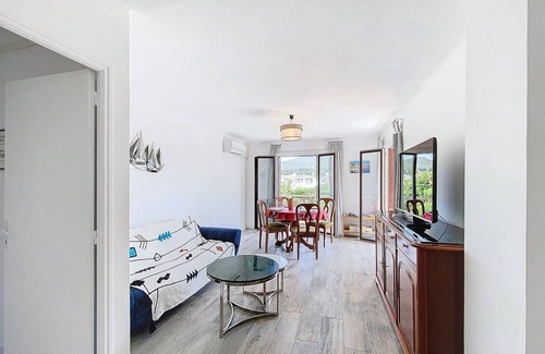 Saint-Cyr-sur-Mer Apartment | Sunny 2-Bedroom Apartment with AC, Terrace & Parking near Lecques Beach