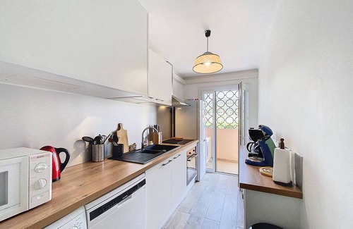 Saint-Cyr-sur-Mer Apartment | Sunny 2-Bedroom Apartment with AC, Terrace & Parking near Lecques Beach