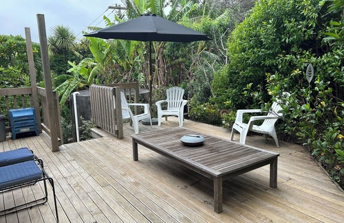 Cable Bay House | Sunny 2 Bedroom Beach House - Cable Bay n(wheel chair accessible)