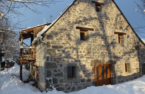 Saint-Sauves-d'Auvergne Cabin | Sunny 2 to 7-seater yurt, breathtaking view