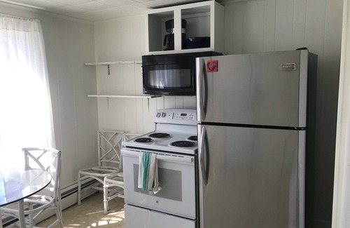 Vineyard Haven Condo | Sunny 2bedroom condo w pool!
