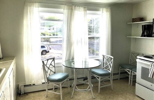 Vineyard Haven Condo | Sunny 2bedroom condo w pool!
