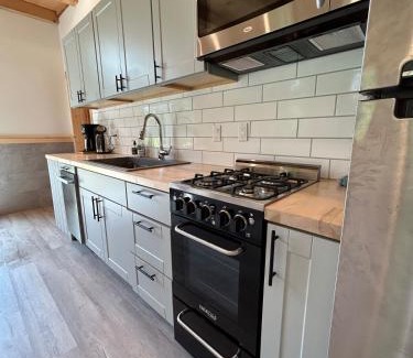 Moscow House | Sunny 2BR with Pond, Fireplace, Walk to Stowe